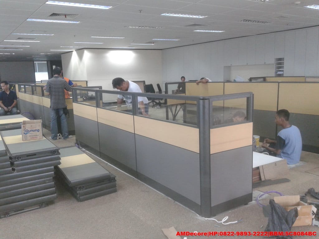gambar pemasangan-meja-sekat-staff-renovasi-interior-kantor-trakindo